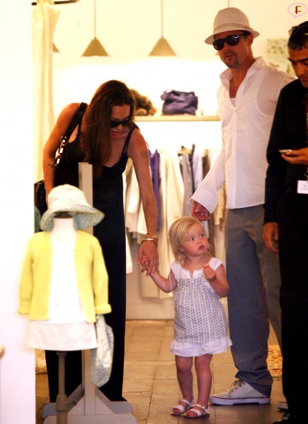 angelina_jolie_and_brad_pitt_shopping_in_cannes-2.jpg