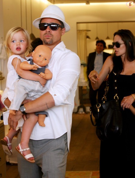 angelina_jolie_and_brad_pitt_shopping_in_cannes-3.jpg