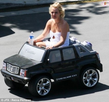 Britney Spears manejando y bebiendo... brit-driving-01.jpg