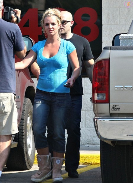 britney_spears_visits_a_kentwood_la_gas_station-03.jpg