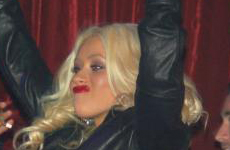 Christina Aguilera nacio para ser madre, quiere tener mas babies