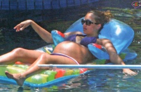 jessica_alba_preg_bikini_01.jpg