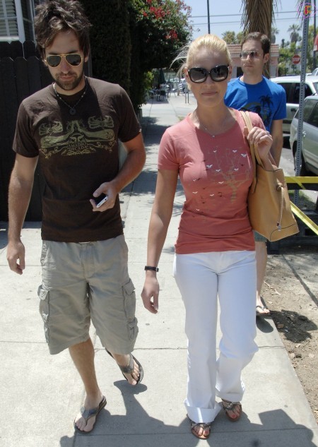 katherine_heigl_and_josh_kelly_out_and_about_in_los_feliz_01.jpg