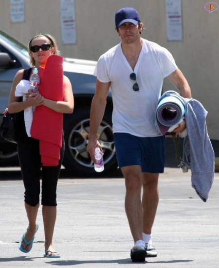 reese_witherspoon-jake-gyllenhaal-yoga-class.jpg