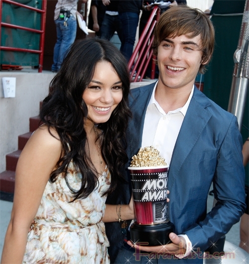 vanessa-hudgens-zac-efron-mtv-2008-backstage.jpg