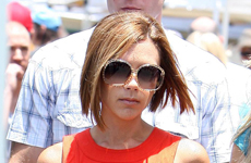 Victoria Beckham comprando flores en el mercado