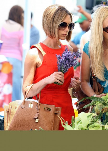 victoria_beckham_at_farmer0s_market-02.jpg