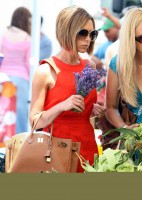 victoria_beckham_at_farmer0s_market-02.jpg