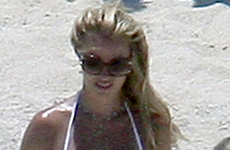 Britney luce sexy y tonificada con bikini en Mexico