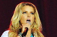 Jessica Simpson abucheada en su primer concierto country