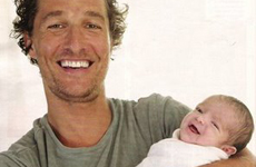 Matthew McConaughey presenta a su bebito Levi