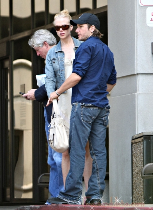 nicole_kidman_and_keith_urban_kissing_outside_hospital-01.jpg