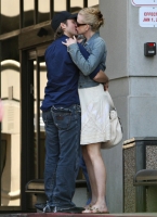 nicole_kidman_and_keith_urban_kissing_outside_hospital-02.jpg