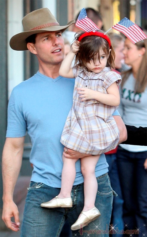 tomkat_and_suri_walking_in_the_streets_of_telluride-01.jpg