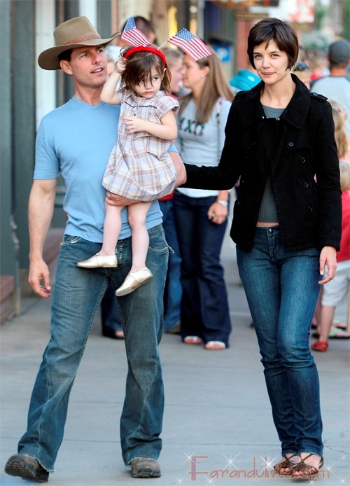 tomkat_and_suri_walking_in_the_streets_of_telluride-02.jpg