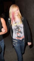 avril walking with friend 01.thumbnail