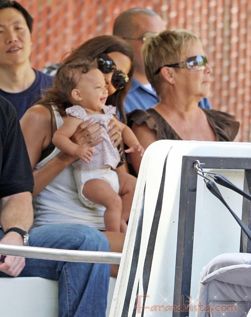 halle berry and her mom take nahla to the los angeles zoo 02