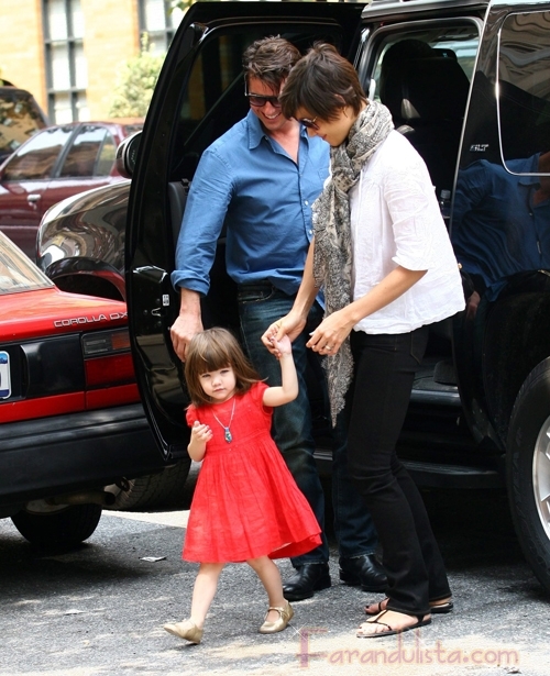 katie holmes with tom cruise and suri in new york city 01