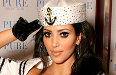 Kim Kardashian en el show con las Pussycat Dolls