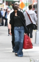 katie holmes baggy jeans ny 02.thumbnail