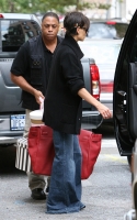 katie holmes baggy jeans ny 03.thumbnail