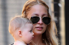 Nicole Richie y Baby Harlow van por cafe en NY