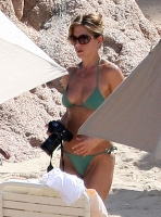 36511 jennifer aniston on the beach in los cabos 23 122 1117lo1.thumbnail