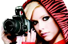 Avril Lavigne firma contrato con Canon