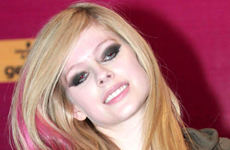 Avril Lavigne recibe certificado de Honor en China