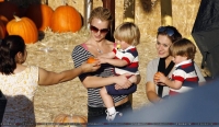 britney and boys calabazas 03.thumbnail