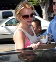 britney spears with ice cream 011.thumbnail