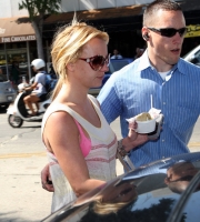 britney spears with ice cream 04.thumbnail