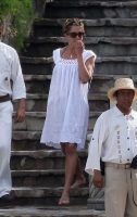 jenn aniston white dress mex 02.thumbnail