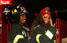 Mariah Carey es una bombero sexy en Halloween