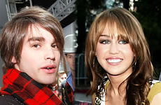 Miley Cyrus se muda con su novio Justin Gaston?
