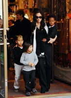 angelina jolie and kids art shop manhattan 50188 122 449lo.thumbnail