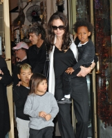 angelina jolie and kids art shop manhattan 50357 122 24lo.thumbnail