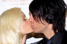 Es oficial! Holly Madison y Criss Angel – Bites and Gossip Links