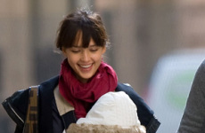 Jessica Alba finalmente sonrie