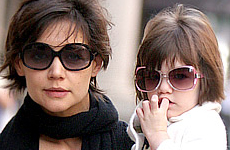 Katie Holmes y Suri llevan los mismos lentes de sol