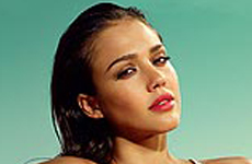 Jessica Alba posa sexy y delgada en el calendario Campari 2009