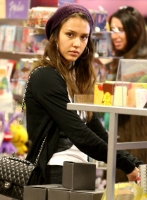 jessica alba shopping in hollywood 03.thumbnail