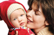 Milla Jovovich y su hija Ever Gabo para Gap Holiday
