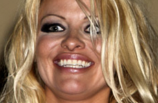 Alguien que le diga a Pamela Anderson que se cubra… completa