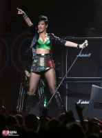 riri boobs concert 02.thumbnail