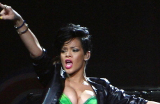 Rihanna descubre el push-up (o los implantes?)