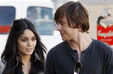 Vanessa Hudgens y Zac Efron paseando en Hollywood