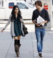 zanessa shopping hollywood 02 122 896lo.thumbnail