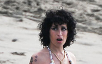 Amy Winehouse y su novio en la playa