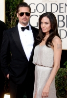angelina jolie arrives at the 66th annual golden globe awards 02 121646.thumbnail